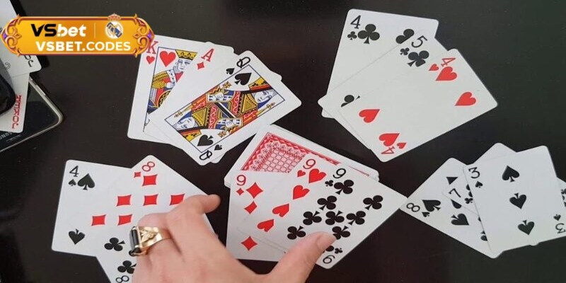 Quan sát cách đối thủ xếp lượt và phản ứng với từng lá ra